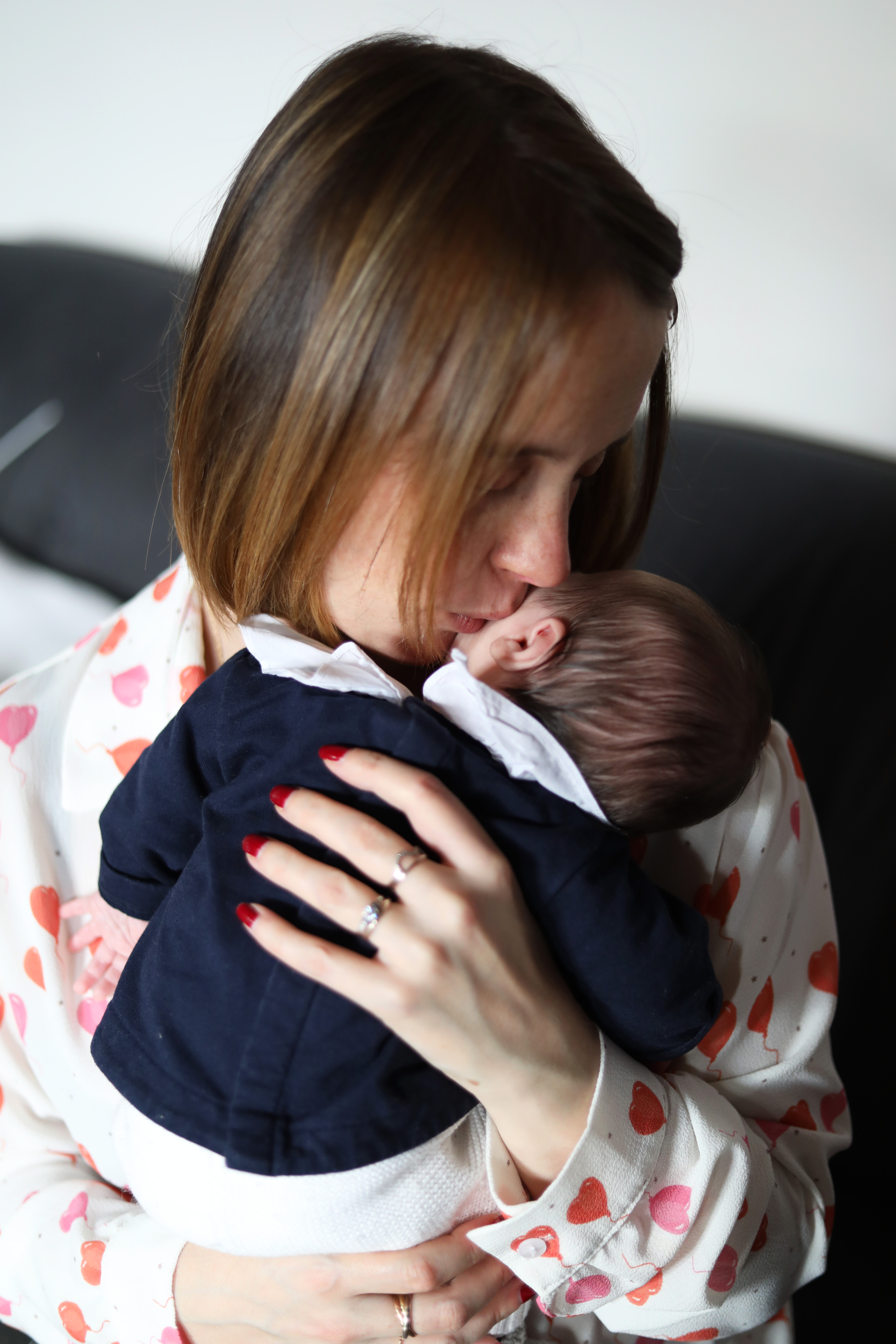 Maman embrassant son bébé