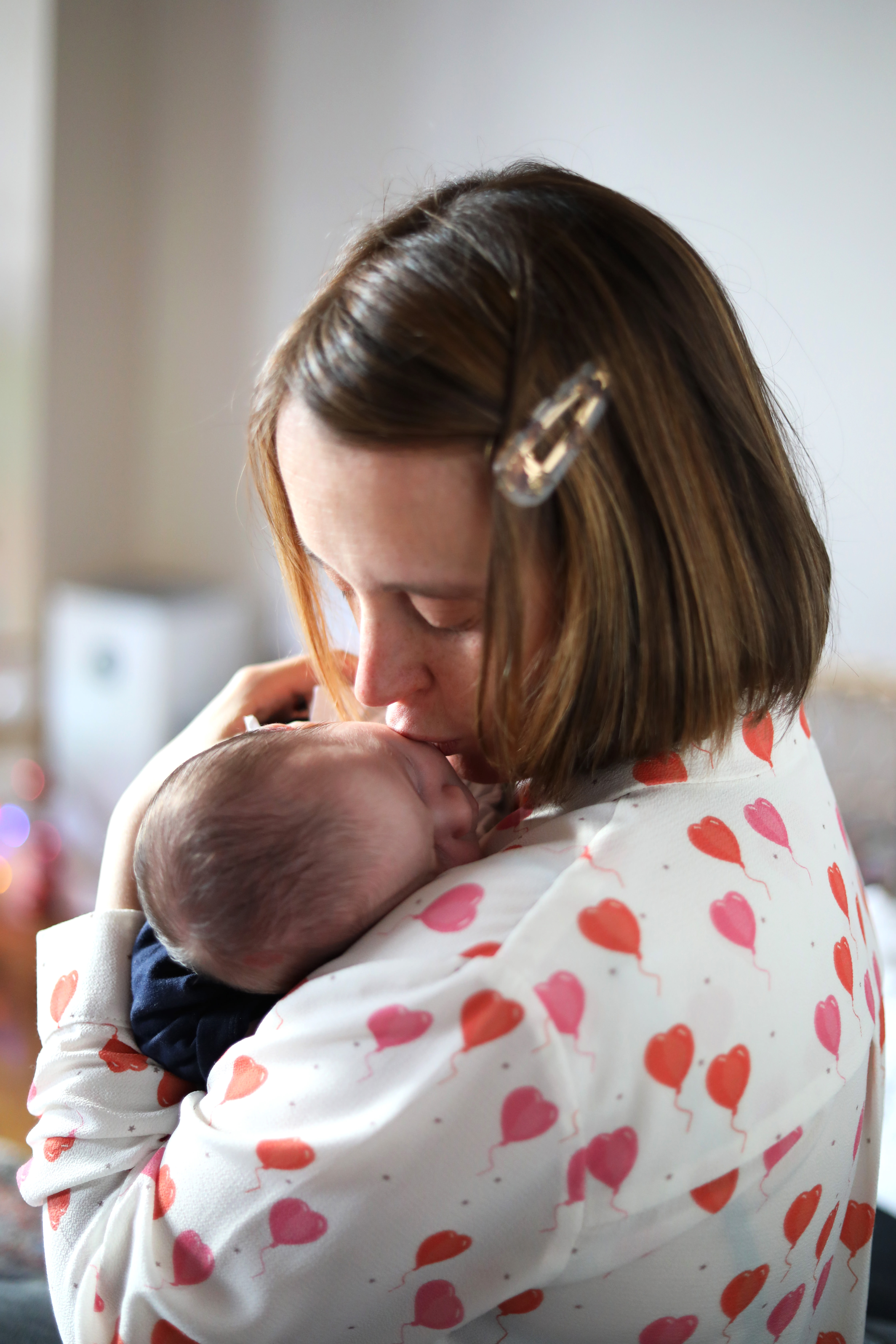 Maman embrassant son bébé